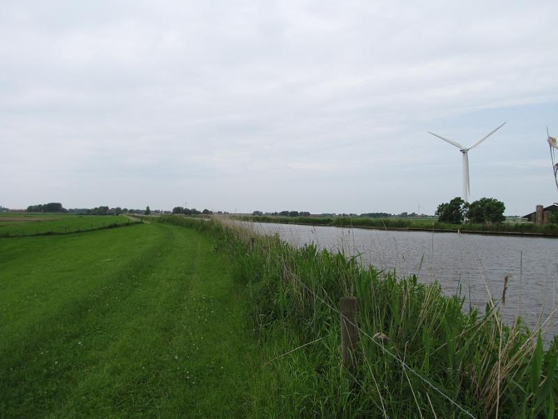van panhuys kanaal_makkum.jpg - We wandelen Makkum uit. Langs het Van Panhuyskanaal gaat de route over een grasdijk richting Allingawier.